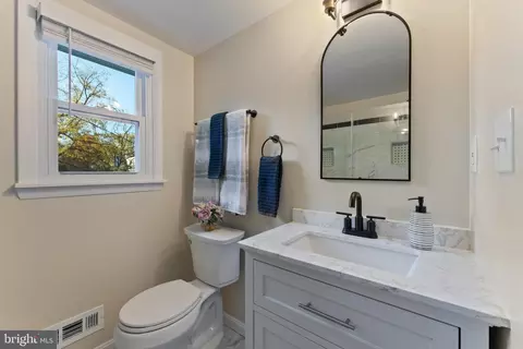 Bath - 618 Potomac Ave, Silver Spring, MD 20910 photo 2 of 3