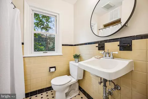 Bath - 1502 Live Oak Dr, Silver Spring, MD 20910 photo 2 of 4