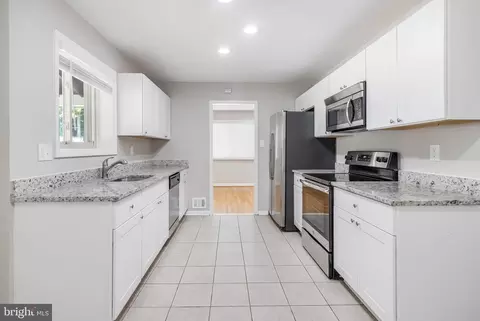 Entry Way - 11501 Regency Dr, Potomac, MD 20854 photo 2 of 5