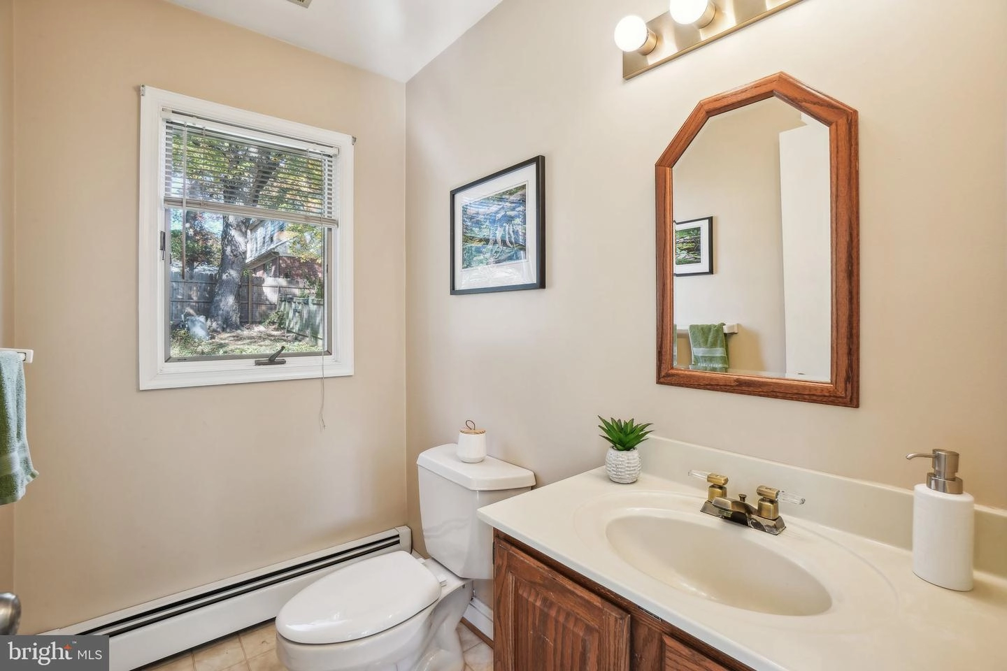 Bath - 10404 Naglee Rd, Silver Spring, MD 20903 photo 2 of 4