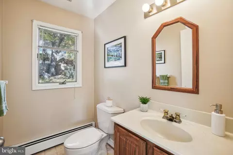 Bath - 10404 Naglee Rd, Silver Spring, MD 20903 photo 2 of 4