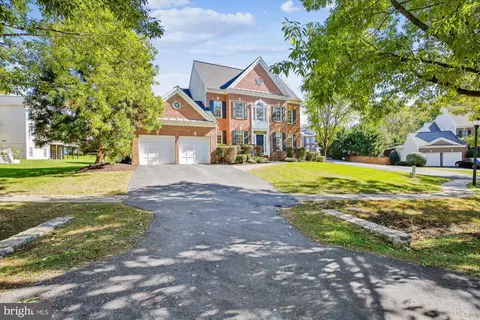 Exterior - 18307 Crestmount Rd, Boyds, MD 20841 photo 2 of 9