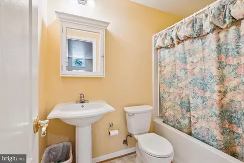Bath - 18307 Crestmount Rd, Boyds, MD 20841 photo 3 of 3