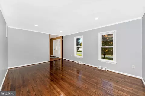 Living - 717 Pebblestone Ct, Silver Spring, MD 20905 photo 2 of 6