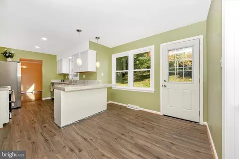 Entry Way - 717 Pebblestone Ct, Silver Spring, MD 20905 photo 3 of 4