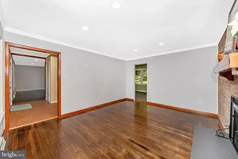 Living - 717 Pebblestone Ct, Silver Spring, MD 20905 photo 5 of 6