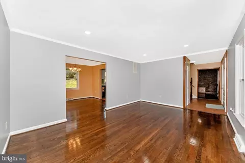 Living - 717 Pebblestone Ct, Silver Spring, MD 20905 photo 3 of 6