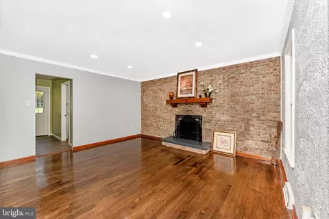 Living - 717 Pebblestone Ct, Silver Spring, MD 20905 photo 4 of 6