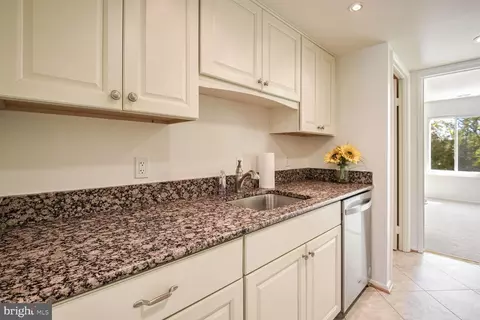 Kitchen - 15006 Haslemere Ct #265-D, Silver Spring, MD 20906 photo 2 of 3