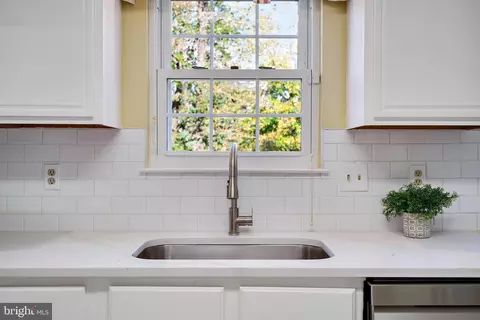 Kitchen - 10906 Henlopen Ct, Silver Spring, MD 20902 photo 6 of 10