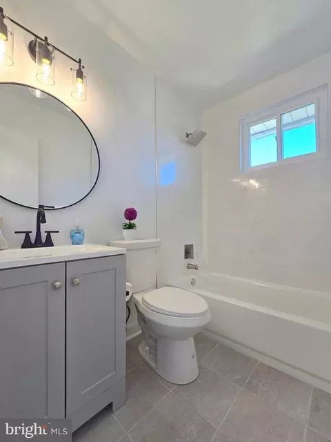Bath - 3809 Greenly St, Silver Spring, MD 20906 photo 2 of 5