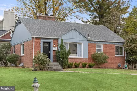 9821 Parkwood Dr, Bethesda, MD 20814
