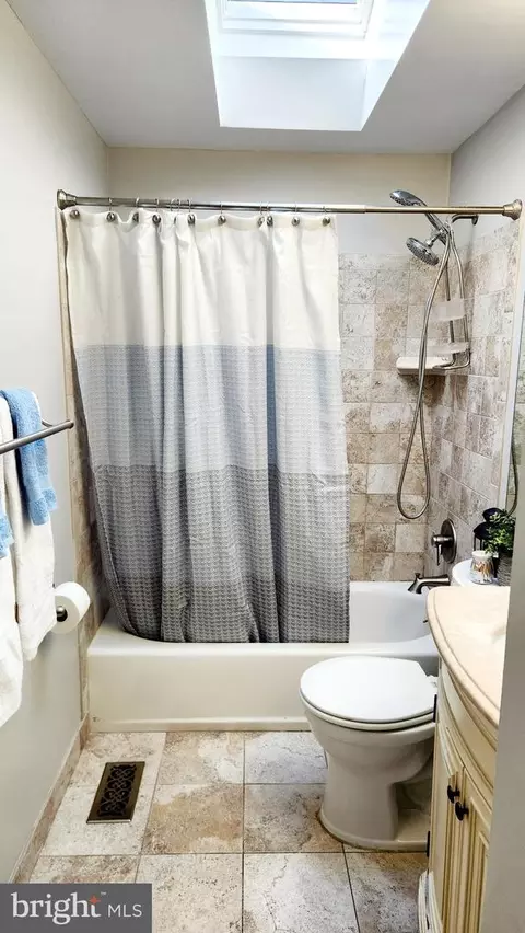 Bath - 1300 Wembrough Ct, Silver Spring, MD 20905 photo 3 of 4