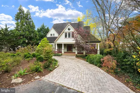 6410 Brookes Ln, Bethesda, MD 20816