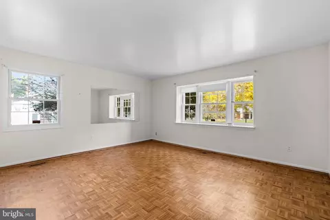 Living - 3012 Bluff Point Ln, Silver Spring, MD 20906 photo 3 of 5