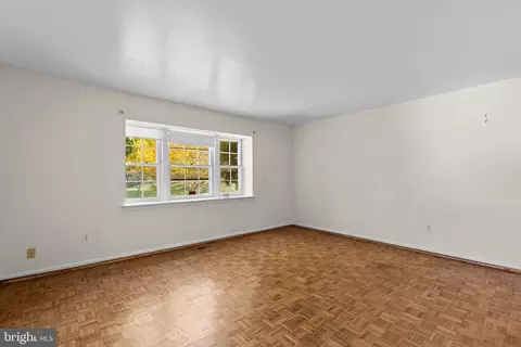 Living - 3012 Bluff Point Ln, Silver Spring, MD 20906 photo 4 of 5