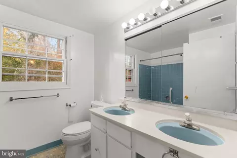 Bath - 3012 Bluff Point Ln, Silver Spring, MD 20906 photo 3 of 4