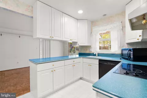 Kitchen - 3012 Bluff Point Ln, Silver Spring, MD 20906 photo 2 of 3