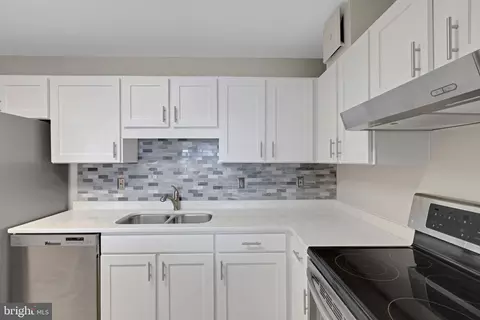 Kitchen - 15101 Interlachen Dr #1-1009, Silver Spring, MD 20906 photo 4 of 5