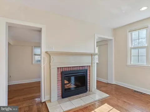Living - 808 Malcolm Dr, Silver Spring, MD 20901 photo 3 of 9