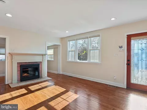 Living - 808 Malcolm Dr, Silver Spring, MD 20901 photo 2 of 9
