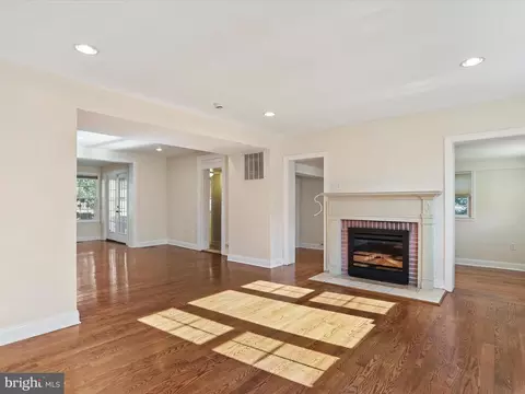 Living - 808 Malcolm Dr, Silver Spring, MD 20901 photo 1 of 9
