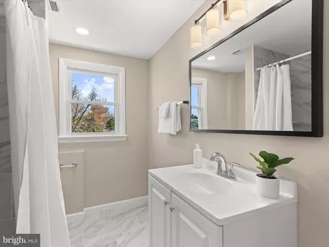 Bath - 9913 Markham St, Silver Spring, MD 20901 photo 3 of 5