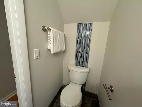 Bath - 21 Habersham Ct, Silver Spring, MD 20906 photo 2 of 4