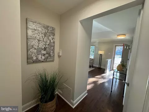 Entry Way - 21 Habersham Ct, Silver Spring, MD 20906 photo 2 of 4