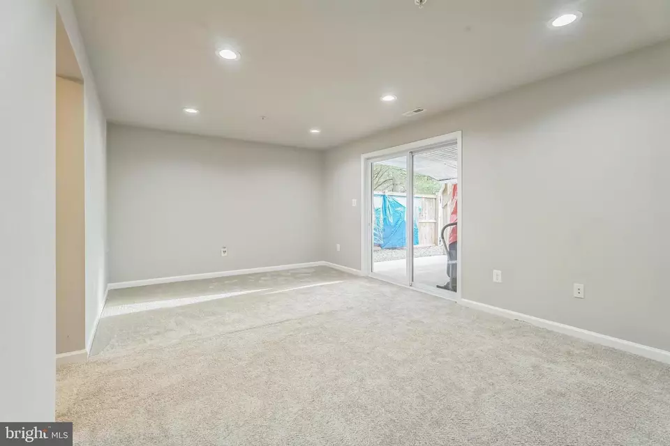 Living - 9200 Oriole Pl, Gaithersburg, MD 20879 photo 2 of 2