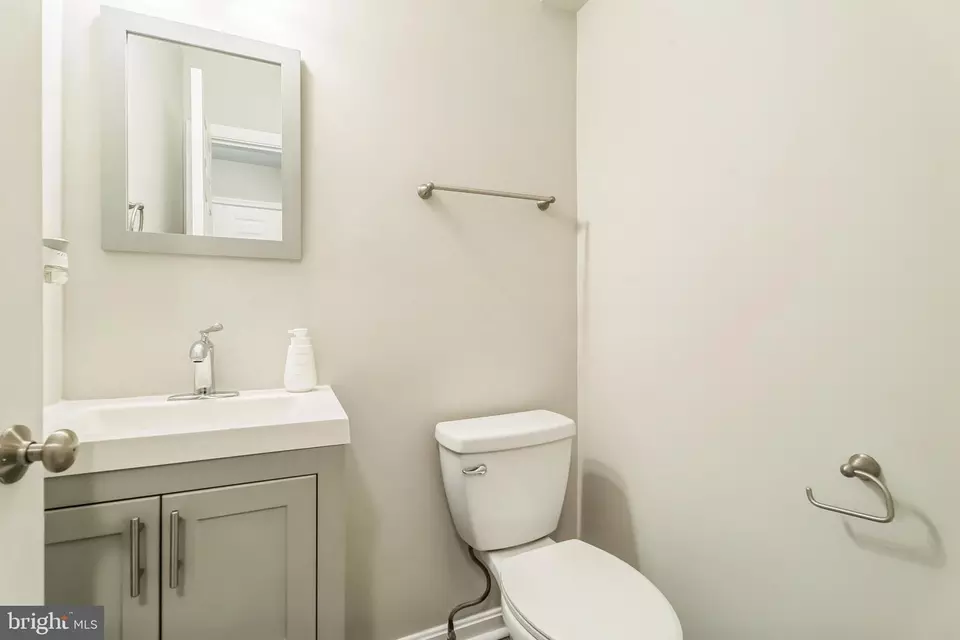 Entry Way - 9200 Oriole Pl, Gaithersburg, MD 20879 photo 2 of 8