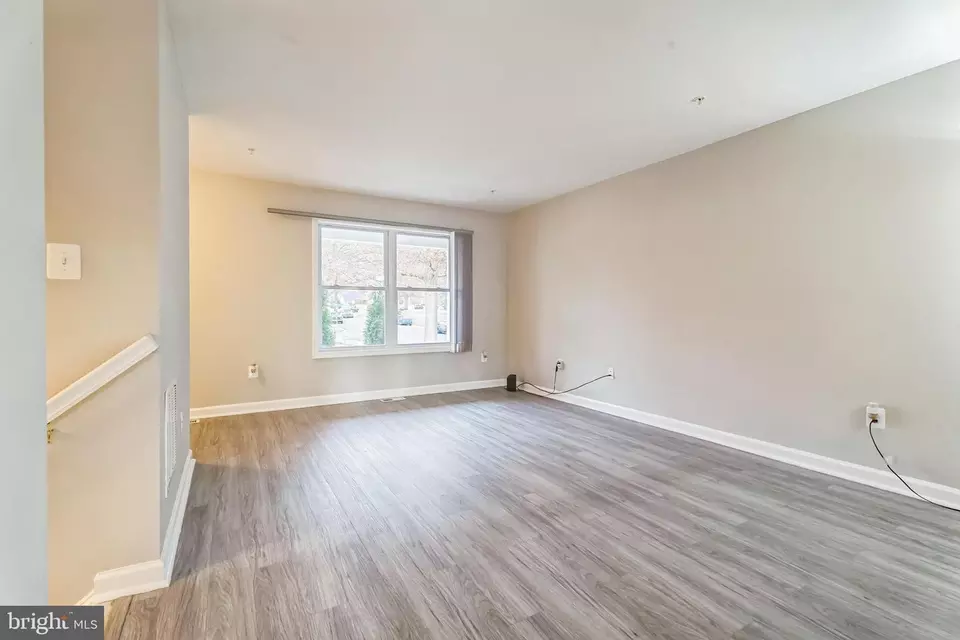 Living - 9200 Oriole Pl, Gaithersburg, MD 20879 photo 1 of 2