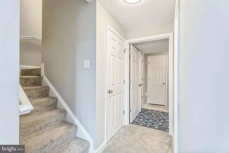 Entry Way - 9200 Oriole Pl, Gaithersburg, MD 20879 photo 6 of 8