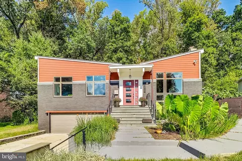 6824 Winterberry Ln, Bethesda, MD 20817