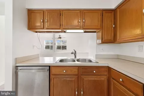 Kitchen - 1 Shelldrake Ct, Damascus, MD 20872 photo 3 of 5