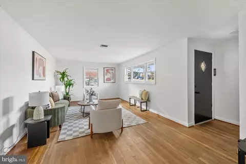Living - 1706 Lansdowne Way, Silver Spring, MD 20910 photo 3 of 3