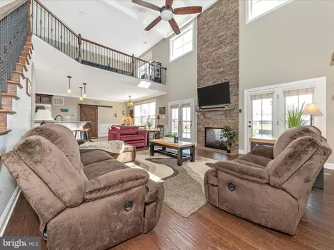 Living - 14671 Sugarland Rd, Poolesville, MD 20837 photo 2 of 3