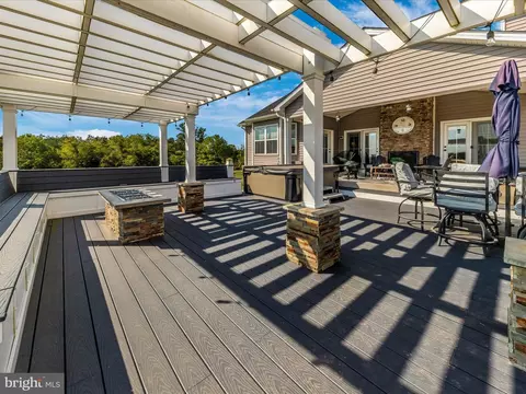 Exterior - 14671 Sugarland Rd, Poolesville, MD 20837 photo 6 of 16