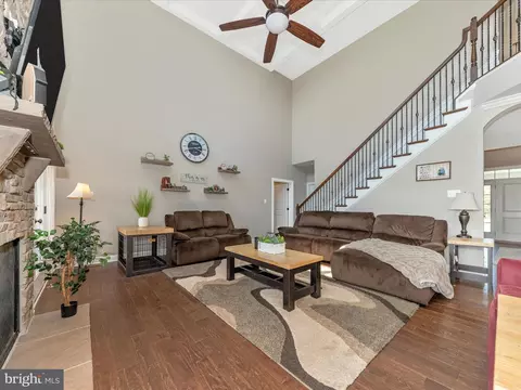 Living - 14671 Sugarland Rd, Poolesville, MD 20837 photo 3 of 3