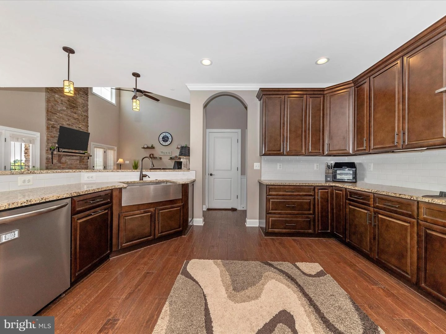 Kitchen - 14671 Sugarland Rd, Poolesville, MD 20837 photo 4 of 5