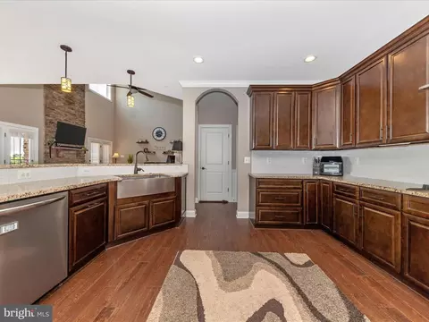 Kitchen - 14671 Sugarland Rd, Poolesville, MD 20837 photo 4 of 5