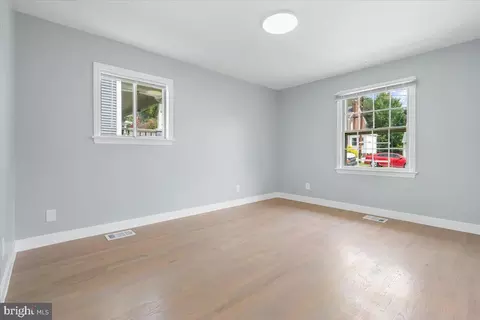 Living - 9506 Biltmore Dr, Silver Spring, MD 20901 photo 3 of 5