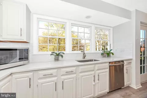 Kitchen - 143 Amberleigh Dr, Silver Spring, MD 20905 photo 5 of 6
