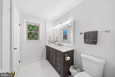 Bath - 15304 Watergate Rd, Silver Spring, MD 20905 photo 7 of 9