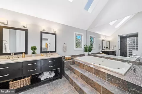 Bath - 15304 Watergate Rd, Silver Spring, MD 20905 photo 1 of 9