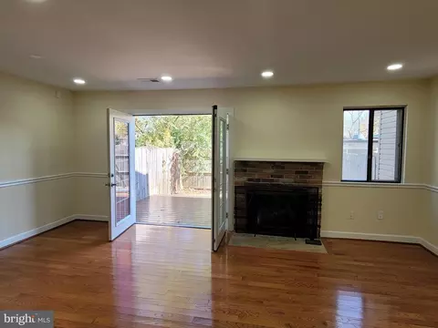 Living - 17427 Hoskinson Rd, Poolesville, MD 20837 photo 4 of 4