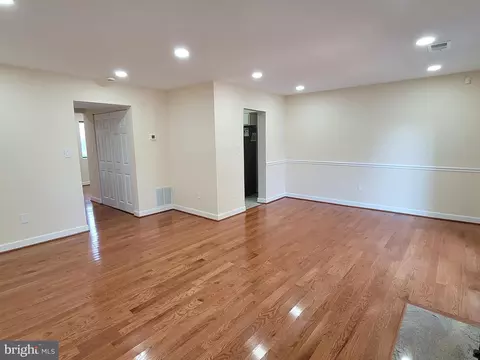 Living - 17427 Hoskinson Rd, Poolesville, MD 20837 photo 2 of 4