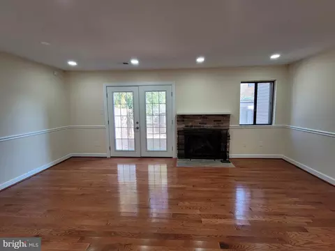 Living - 17427 Hoskinson Rd, Poolesville, MD 20837 photo 3 of 4