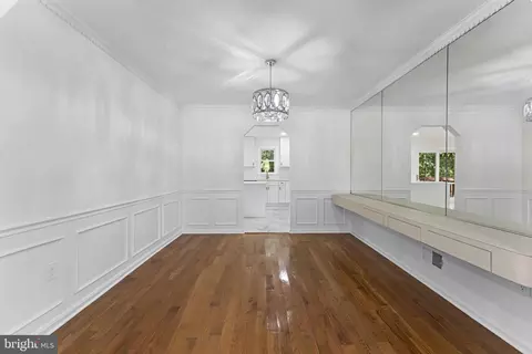 Entry Way - 1569 Ivystone Ct, Silver Spring, MD 20904 photo 2 of 7