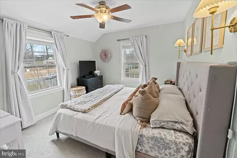 Bedroom - 1000 Dennis Ave, Silver Spring, MD 20901 photo 4 of 6